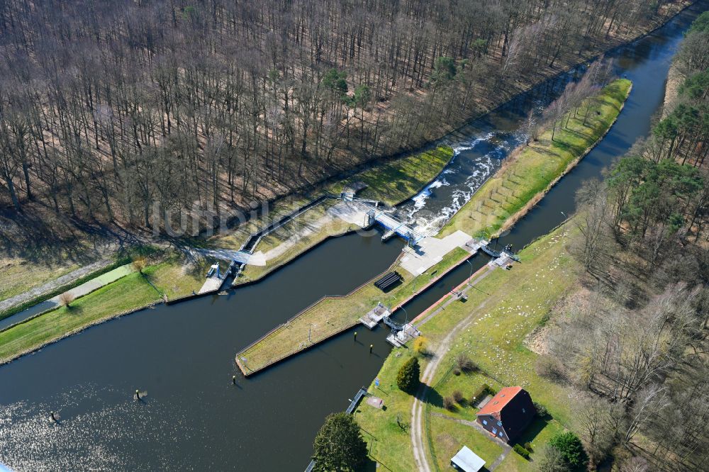 Malliß von oben - Schleusenanlagen am Ufer der Wasserstraße der MEW Müritz- Elde- Wasserstraße in Malliß im Bundesland Mecklenburg-Vorpommern, Deutschland