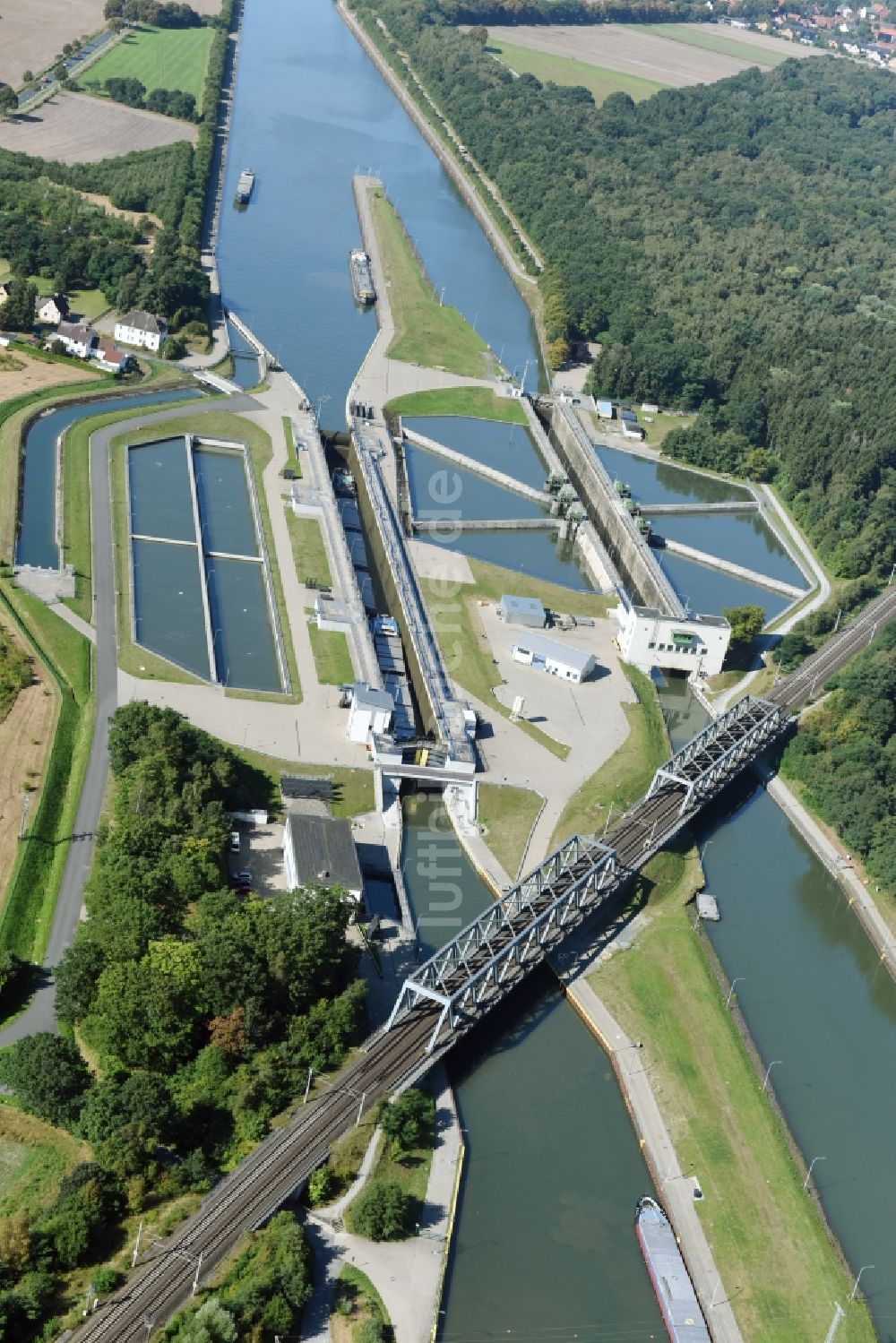 Sülfeld von oben - Schleusenanlagen am Ufer der Wasserstraße des Mittellandkanal in Sülfeld im Bundesland Niedersachsen