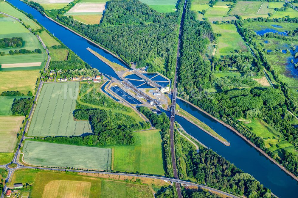 Sülfeld aus der Vogelperspektive: Schleusenanlagen am Ufer der Wasserstraße des Mittellandkanal in Sülfeld im Bundesland Niedersachsen