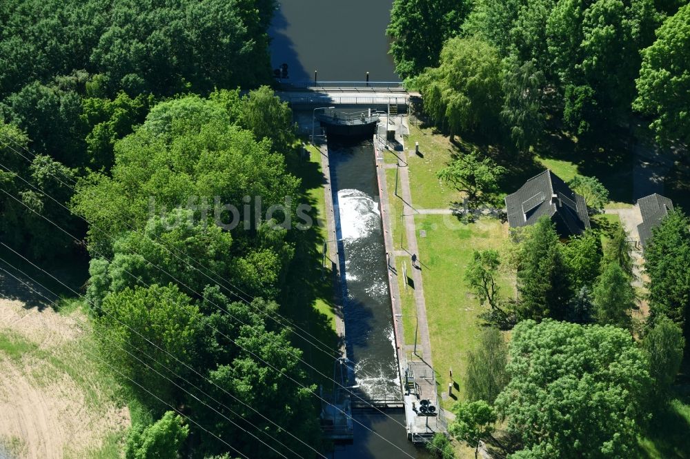 Luftaufnahme Neuburg - Schleusenanlagen am Ufer der Wasserstraße der Müritz-Elde in Neuburg im Bundesland Mecklenburg-Vorpommern, Deutschland