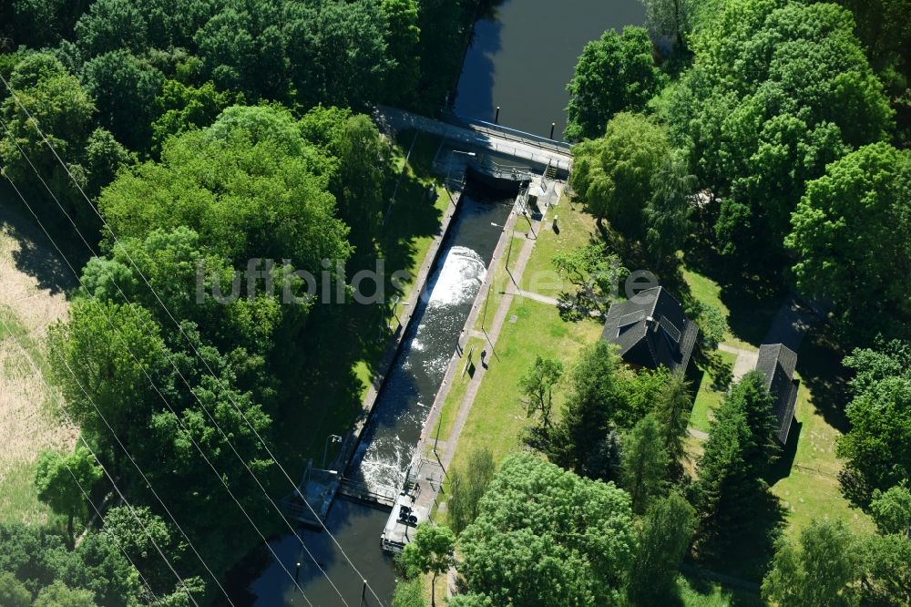 Neuburg von oben - Schleusenanlagen am Ufer der Wasserstraße der Müritz-Elde in Neuburg im Bundesland Mecklenburg-Vorpommern, Deutschland