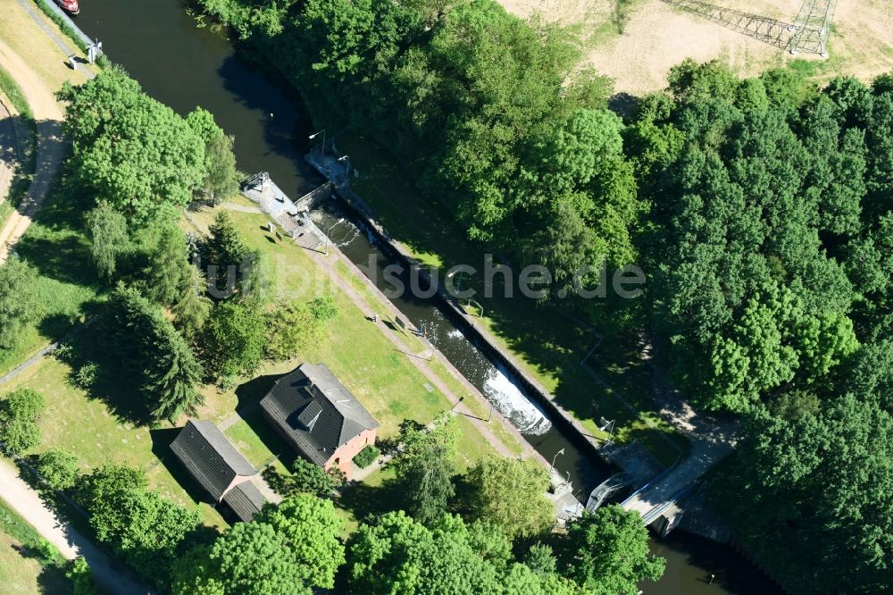 Neuburg aus der Vogelperspektive: Schleusenanlagen am Ufer der Wasserstraße der Müritz-Elde in Neuburg im Bundesland Mecklenburg-Vorpommern, Deutschland