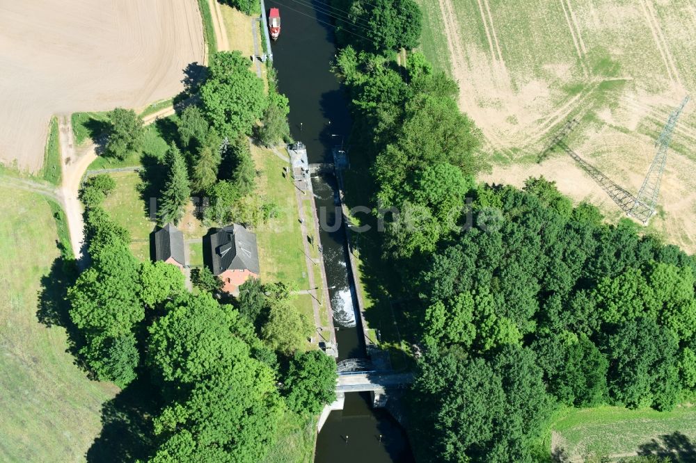 Luftbild Neuburg - Schleusenanlagen am Ufer der Wasserstraße der Müritz-Elde in Neuburg im Bundesland Mecklenburg-Vorpommern, Deutschland