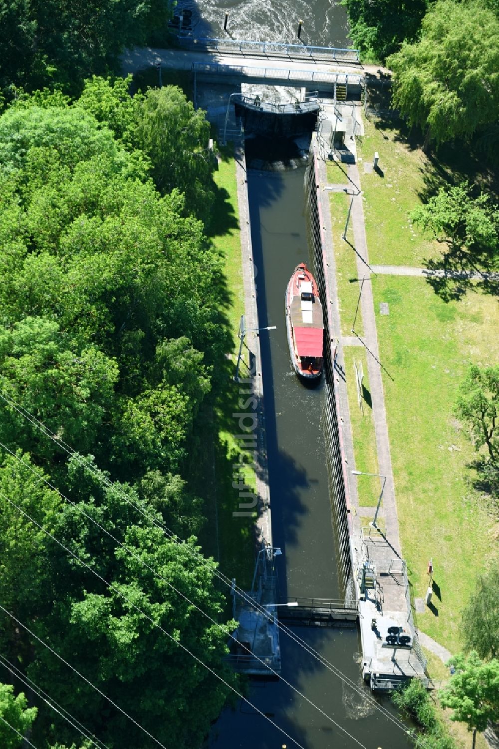 Luftaufnahme Neuburg - Schleusenanlagen am Ufer der Wasserstraße der Müritz-Elde in Neuburg im Bundesland Mecklenburg-Vorpommern, Deutschland