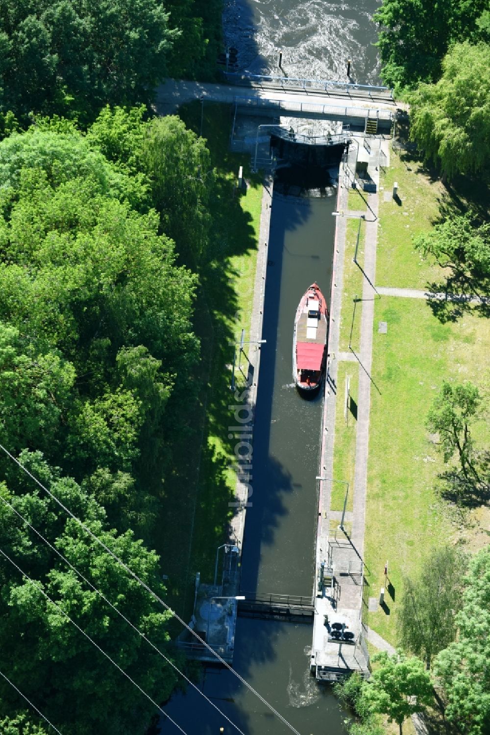 Neuburg von oben - Schleusenanlagen am Ufer der Wasserstraße der Müritz-Elde in Neuburg im Bundesland Mecklenburg-Vorpommern, Deutschland