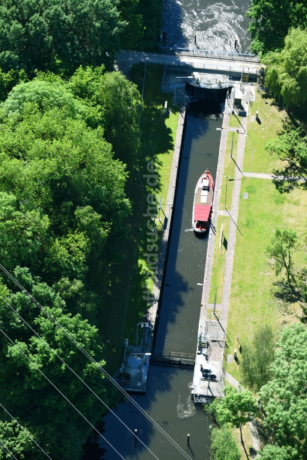 Neuburg aus der Vogelperspektive: Schleusenanlagen am Ufer der Wasserstraße der Müritz-Elde in Neuburg im Bundesland Mecklenburg-Vorpommern, Deutschland