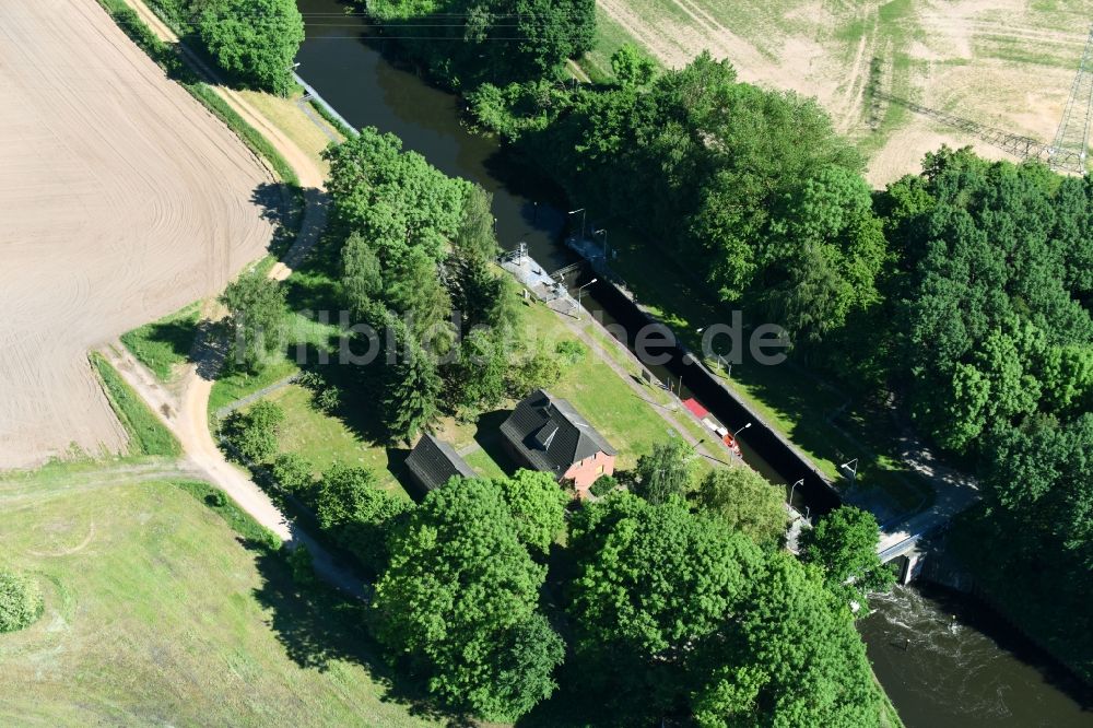 Luftaufnahme Neuburg - Schleusenanlagen am Ufer der Wasserstraße der Müritz-Elde in Neuburg im Bundesland Mecklenburg-Vorpommern, Deutschland