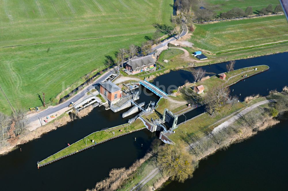 Lewitz von oben - Schleusenanlagen am Ufer der Wasserstraße Müritz-Elde-Wasserstraße in Lewitz im Bundesland Mecklenburg-Vorpommern, Deutschland