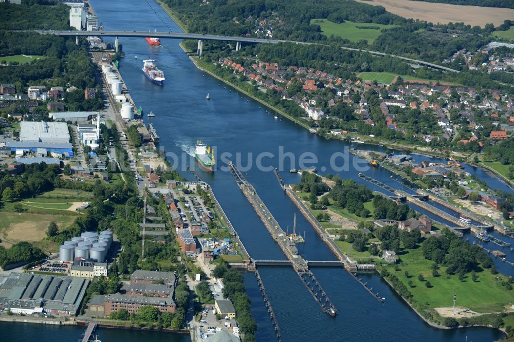 Luftaufnahme Kiel - Schleusenanlagen am Ufer der Wasserstraße des Nord-Ostsee-Kanal in Kiel im Bundesland Schleswig-Holstein