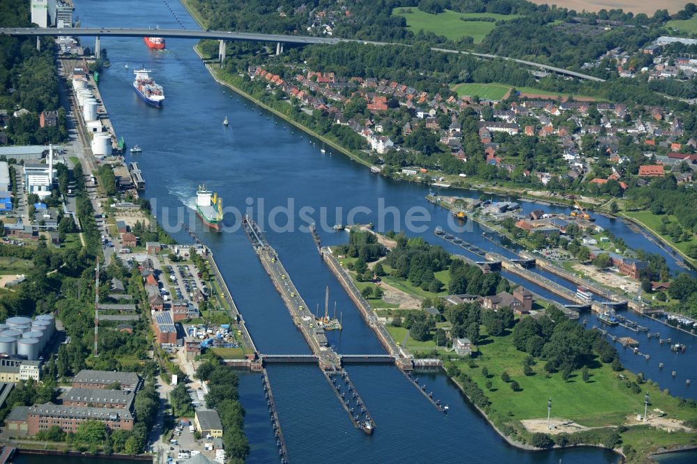 Luftbild Kiel - Schleusenanlagen am Ufer der Wasserstraße des Nord-Ostsee-Kanal in Kiel im Bundesland Schleswig-Holstein