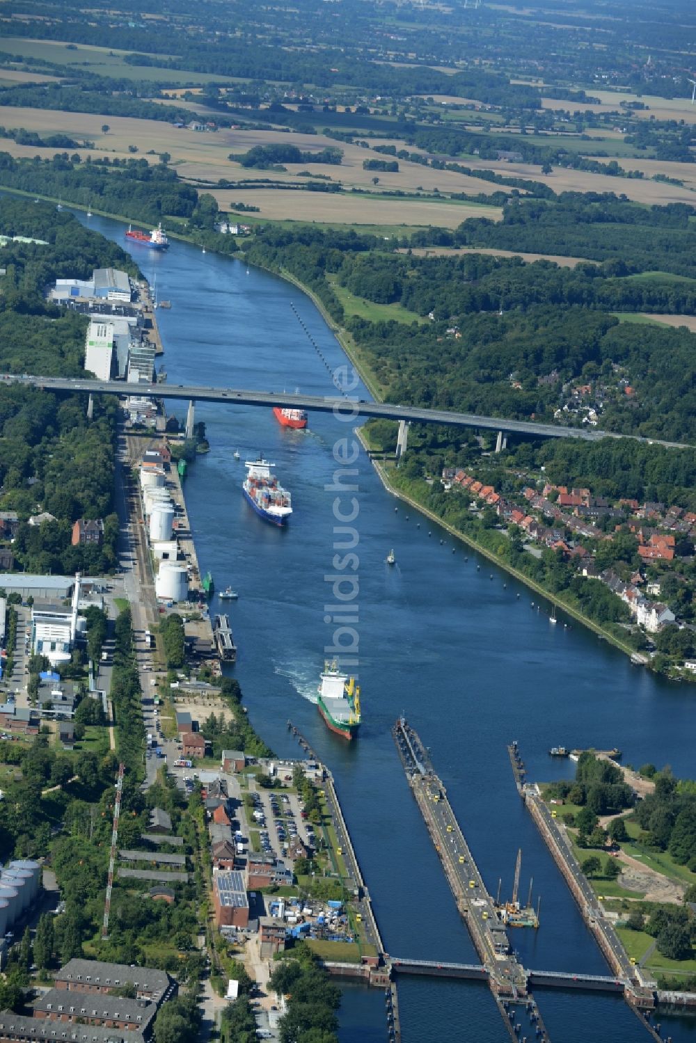 Luftaufnahme Kiel - Schleusenanlagen am Ufer der Wasserstraße des Nord-Ostsee-Kanal in Kiel im Bundesland Schleswig-Holstein