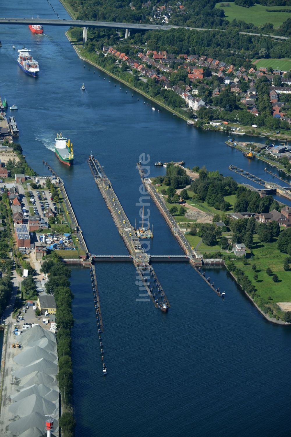 Kiel von oben - Schleusenanlagen am Ufer der Wasserstraße des Nord-Ostsee-Kanal in Kiel im Bundesland Schleswig-Holstein