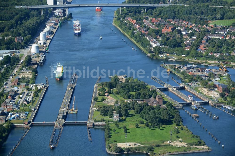 Kiel aus der Vogelperspektive: Schleusenanlagen am Ufer der Wasserstraße des Nord-Ostsee-Kanal in Kiel im Bundesland Schleswig-Holstein