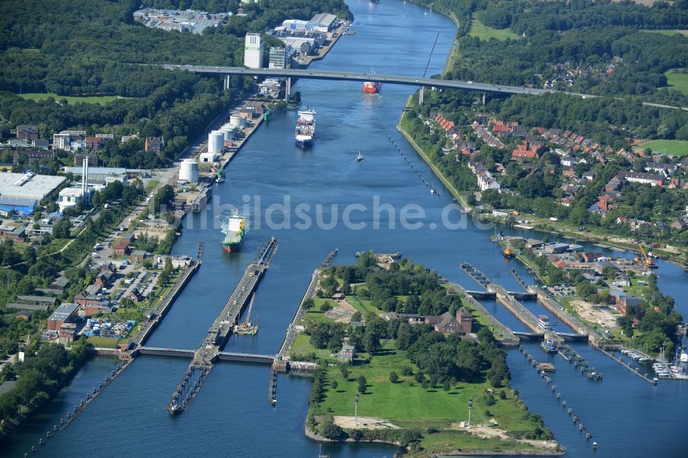 Luftbild Kiel - Schleusenanlagen am Ufer der Wasserstraße des Nord-Ostsee-Kanal in Kiel im Bundesland Schleswig-Holstein