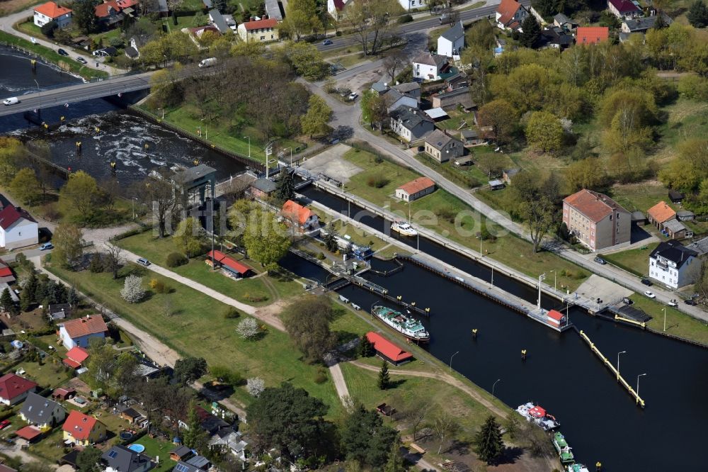 Königs Wusterhausen von oben - Schleusenanlagen am Ufer der Wasserstraße des Oder-Spree-Kanal in Königs Wusterhausen im Bundesland Brandenburg