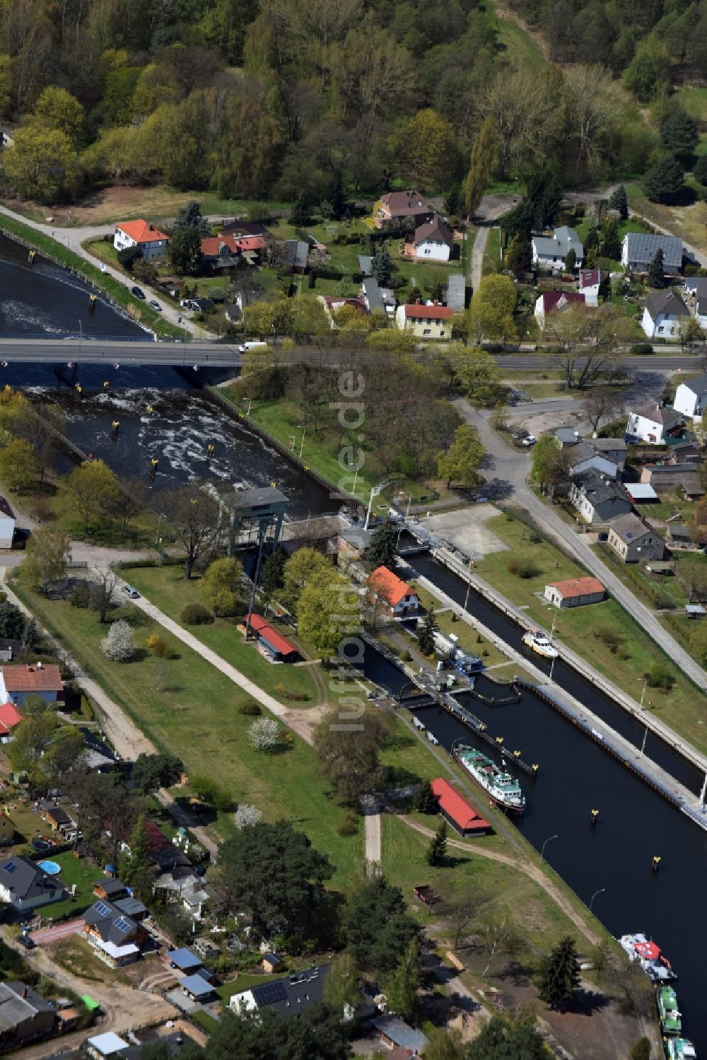 Königs Wusterhausen aus der Vogelperspektive: Schleusenanlagen am Ufer der Wasserstraße des Oder-Spree-Kanal in Königs Wusterhausen im Bundesland Brandenburg