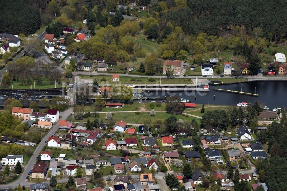 Wernsdorf aus der Vogelperspektive: Schleusenanlagen am Ufer der Wasserstraße des Oder-Spree-Kanals in Wernsdorf im Bundesland Brandenburg