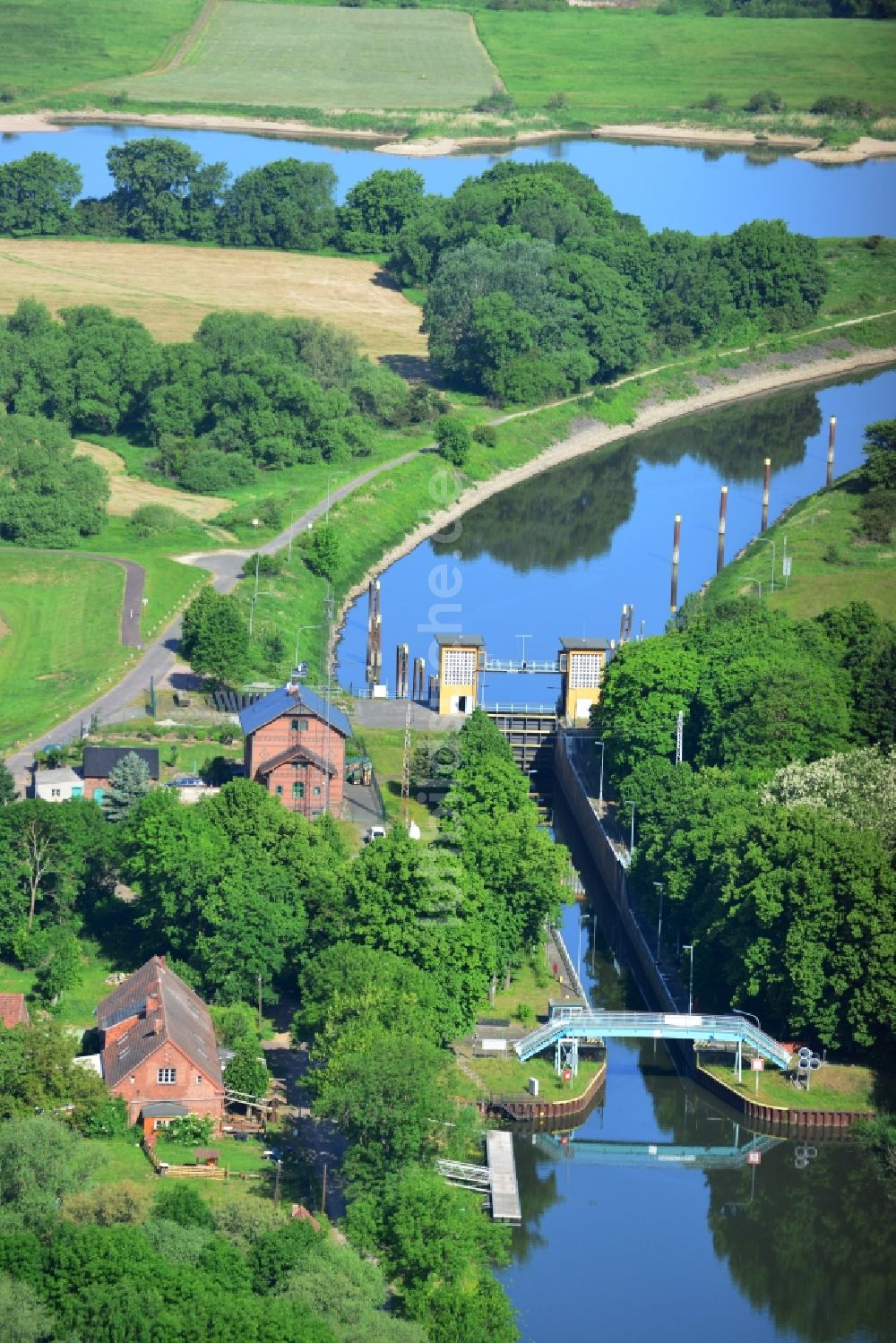 Elbe-Parey aus der Vogelperspektive: Schleusenanlagen am Ufer der Wasserstraße des Pareyer Verbindungskanals des Wasser- und Schifffahrtsamt Brandenburg in Elbe-Parey im Bundesland Sachsen-Anhalt