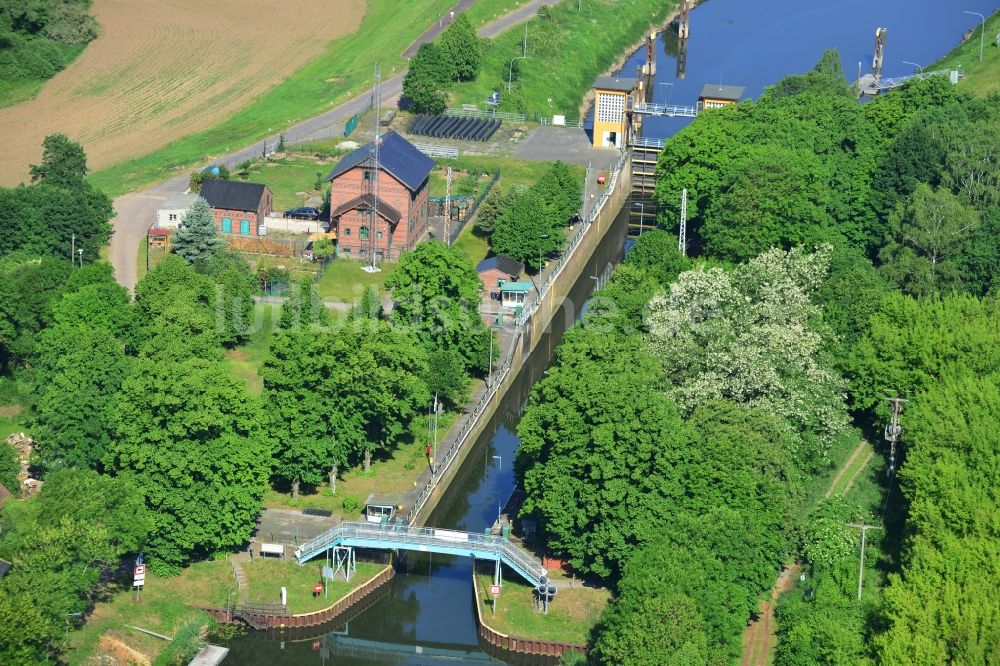 Elbe-Parey von oben - Schleusenanlagen am Ufer der Wasserstraße des Pareyer Verbindungskanals des Wasser- und Schifffahrtsamt Brandenburg in Elbe-Parey im Bundesland Sachsen-Anhalt