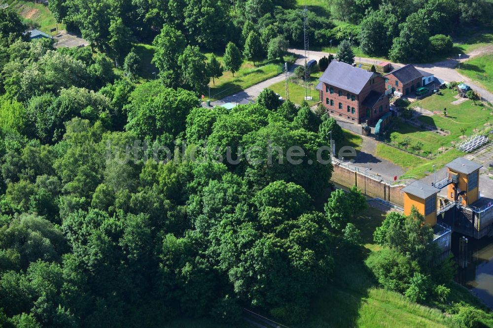 Elbe-Parey aus der Vogelperspektive: Schleusenanlagen am Ufer der Wasserstraße des Pareyer Verbindungskanals des Wasser- und Schifffahrtsamt Brandenburg in Elbe-Parey im Bundesland Sachsen-Anhalt