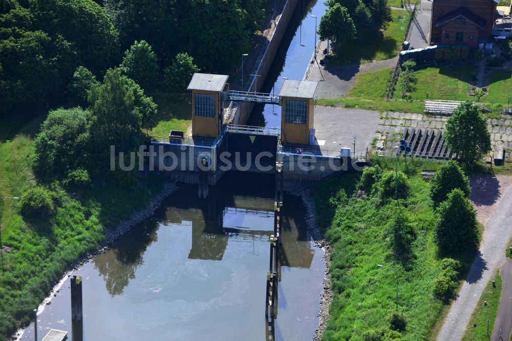 Elbe-Parey von oben - Schleusenanlagen am Ufer der Wasserstraße des Pareyer Verbindungskanals des Wasser- und Schifffahrtsamt Brandenburg in Elbe-Parey im Bundesland Sachsen-Anhalt