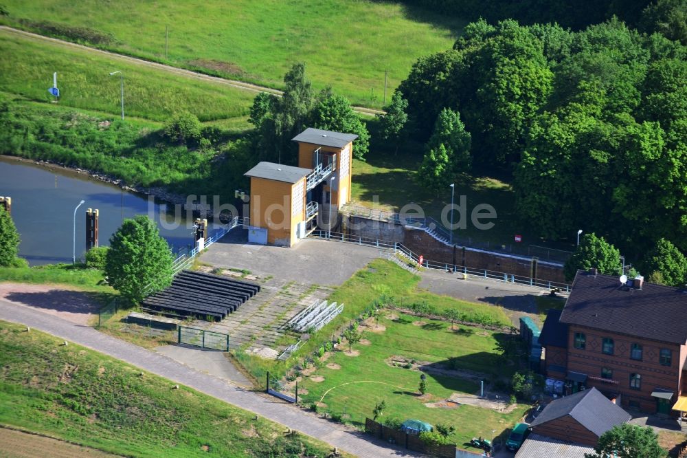 Elbe-Parey aus der Vogelperspektive: Schleusenanlagen am Ufer der Wasserstraße des Pareyer Verbindungskanals des Wasser- und Schifffahrtsamt Brandenburg in Elbe-Parey im Bundesland Sachsen-Anhalt