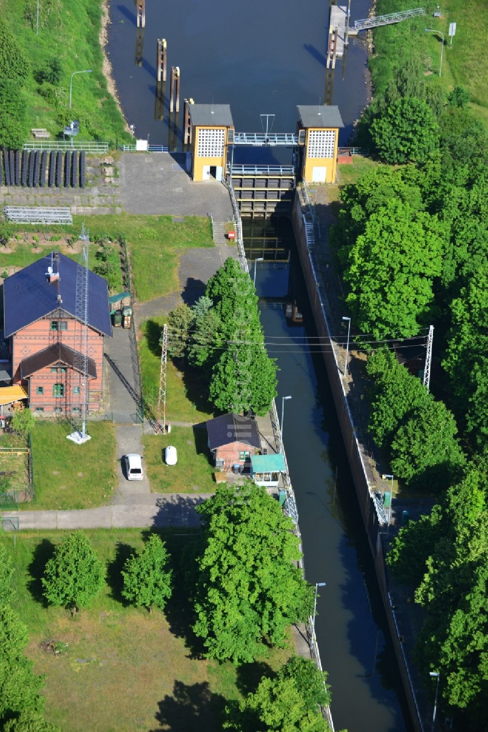 Luftaufnahme Elbe-Parey - Schleusenanlagen am Ufer der Wasserstraße des Pareyer Verbindungskanals des Wasser- und Schifffahrtsamt Brandenburg in Elbe-Parey im Bundesland Sachsen-Anhalt