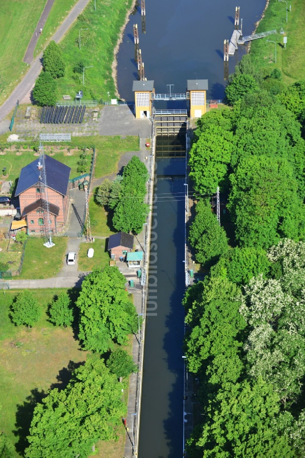 Elbe-Parey von oben - Schleusenanlagen am Ufer der Wasserstraße des Pareyer Verbindungskanals des Wasser- und Schifffahrtsamt Brandenburg in Elbe-Parey im Bundesland Sachsen-Anhalt