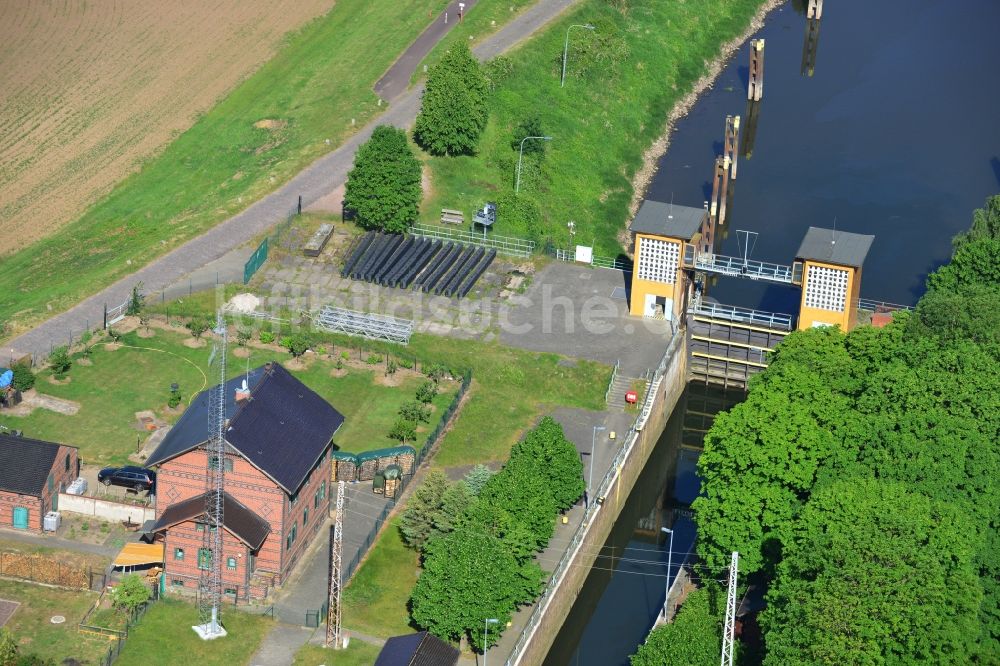 Elbe-Parey aus der Vogelperspektive: Schleusenanlagen am Ufer der Wasserstraße des Pareyer Verbindungskanals des Wasser- und Schifffahrtsamt Brandenburg in Elbe-Parey im Bundesland Sachsen-Anhalt