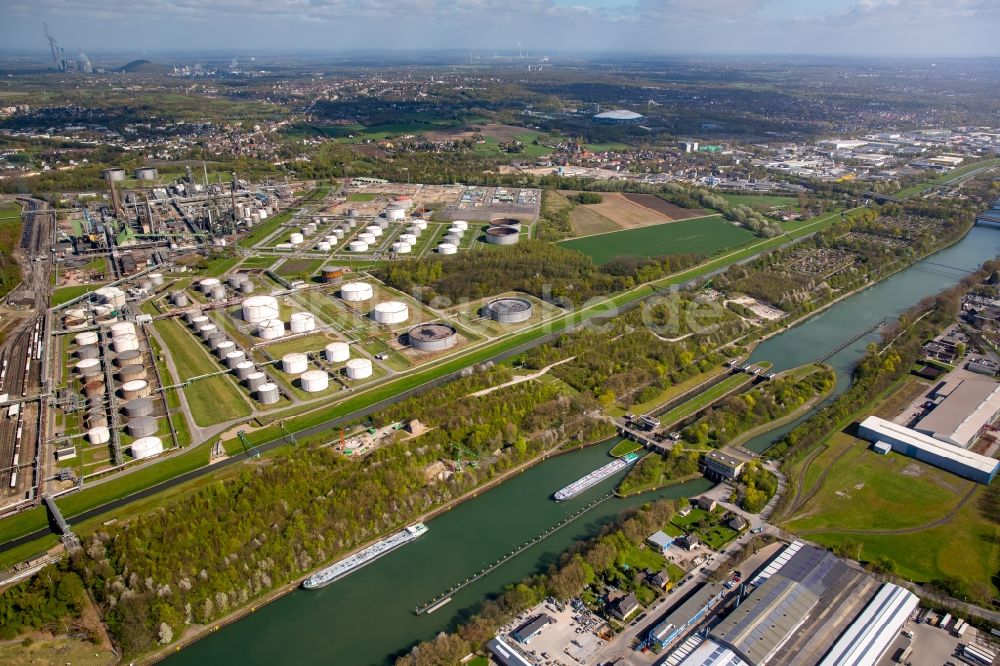 Luftaufnahme Gelsenkirchen - Schleusenanlagen am Ufer der Wasserstraße des Rhein-Herne-Kanal in Gelsenkirchen im Bundesland Nordrhein-Westfalen