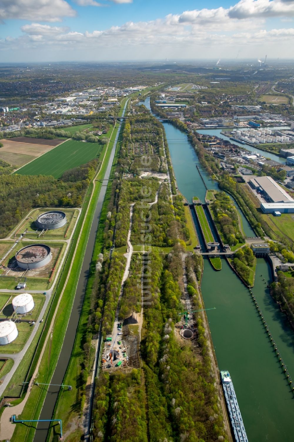 Gelsenkirchen aus der Vogelperspektive: Schleusenanlagen am Ufer der Wasserstraße des Rhein-Herne-Kanal in Gelsenkirchen im Bundesland Nordrhein-Westfalen