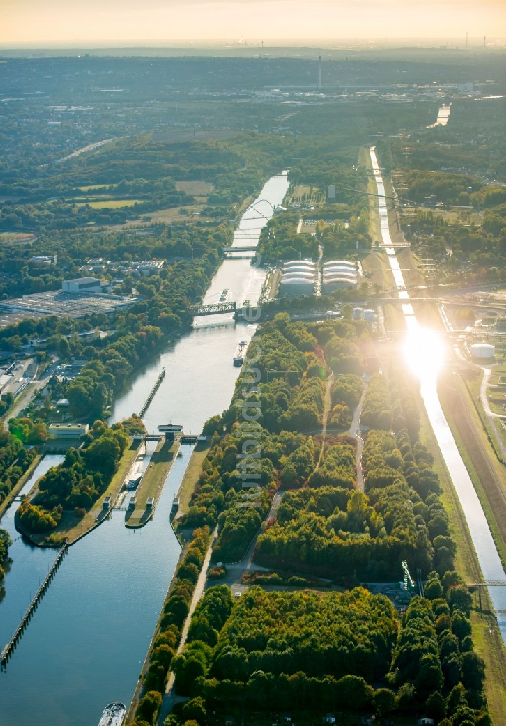 Gelsenkirchen aus der Vogelperspektive: Schleusenanlagen am Ufer der Wasserstraße des Rhein-Herne-Kanals in Gelsenkirchen im Bundesland Nordrhein-Westfalen