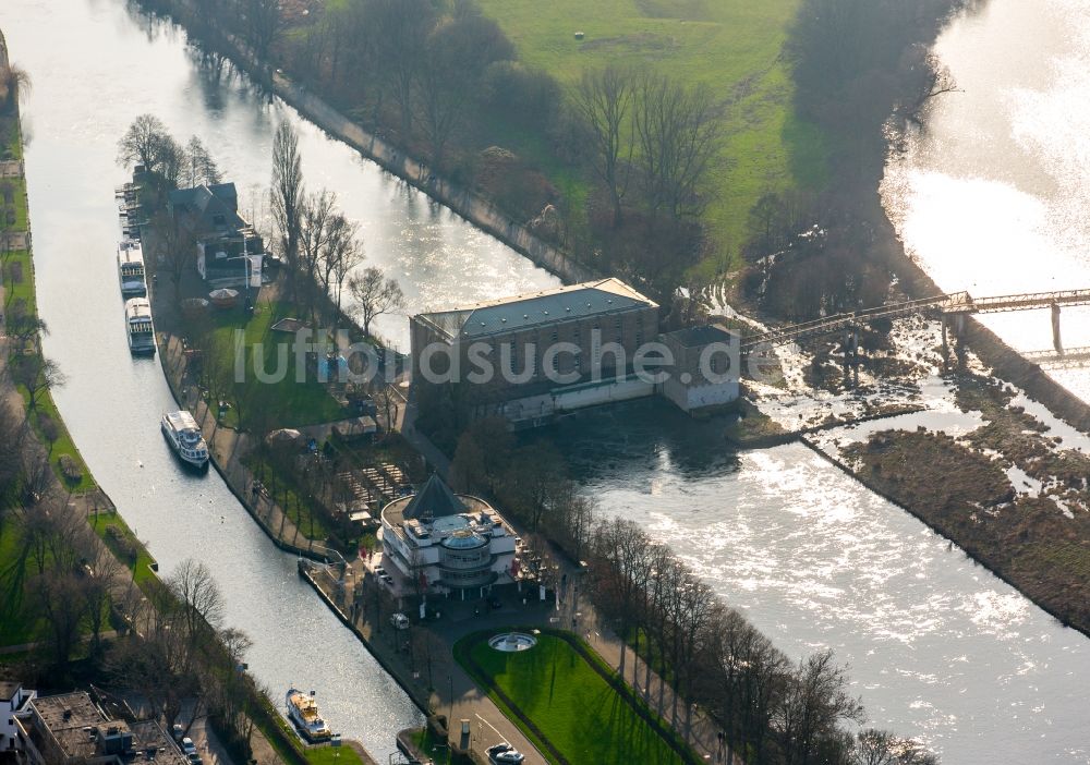 Mülheim an der Ruhr von oben - Schleusenanlagen am Ufer der Wasserstraße des Ruhr an der Schlossbrücke in Mülheim an der Ruhr im Bundesland Nordrhein-Westfalen