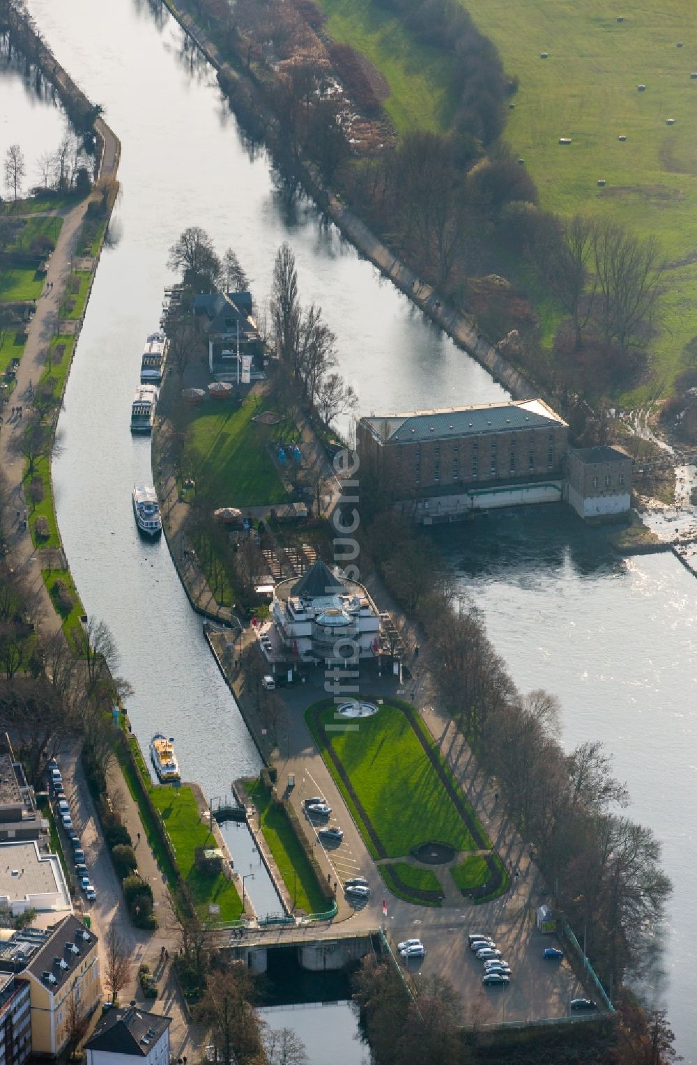 Mülheim an der Ruhr aus der Vogelperspektive: Schleusenanlagen am Ufer der Wasserstraße des Ruhr an der Schlossbrücke in Mülheim an der Ruhr im Bundesland Nordrhein-Westfalen