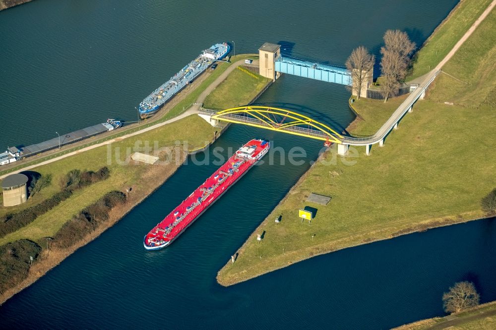 Duisburg von oben - Schleusenanlagen am Ufer der Wasserstraße des Ruhr - Verbindungskanal in Duisburg im Bundesland Nordrhein-Westfalen, Deutschland