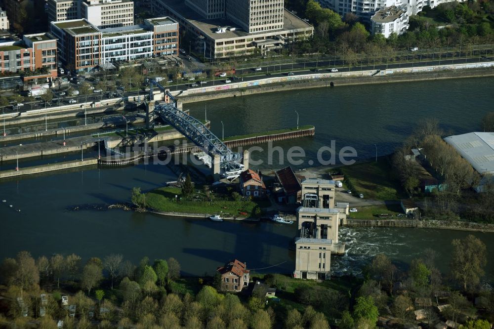 Suresnes von oben - Schleusenanlagen am Ufer der Wasserstraße der Senne in Suresnes in Ile-de-France, Frankreich