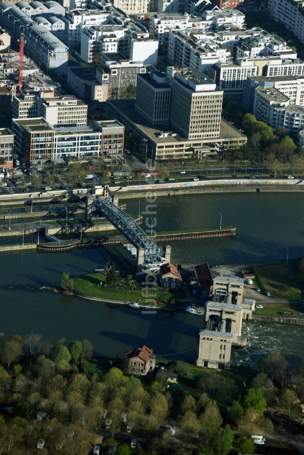 Luftbild Suresnes - Schleusenanlagen am Ufer der Wasserstraße der Senne in Suresnes in Ile-de-France, Frankreich