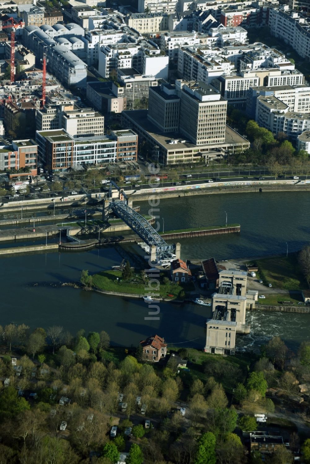 Luftaufnahme Suresnes - Schleusenanlagen am Ufer der Wasserstraße der Senne in Suresnes in Ile-de-France, Frankreich