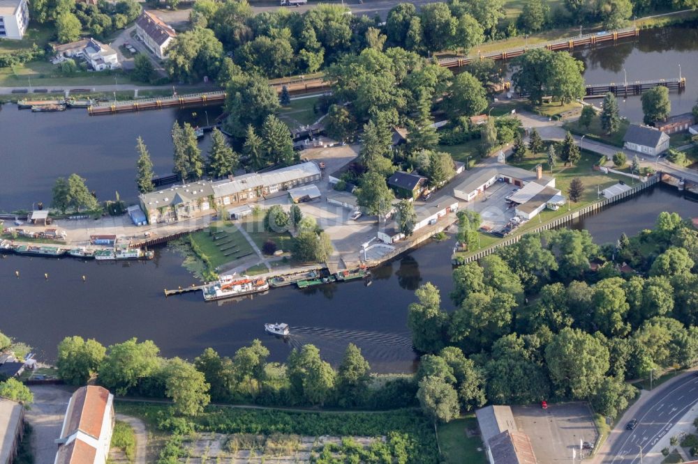 Luftbild Fürstenwalde/Spree - Schleusenanlagen am Ufer der Wasserstraße der Spree in Fürstenwalde/Spree im Bundesland Brandenburg