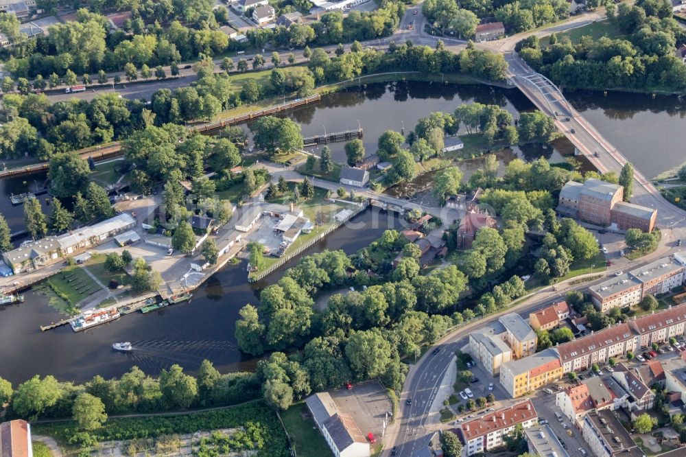 Luftaufnahme Fürstenwalde/Spree - Schleusenanlagen am Ufer der Wasserstraße der Spree in Fürstenwalde/Spree im Bundesland Brandenburg