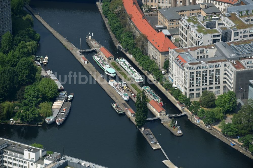 Luftaufnahme Berlin - Schleusenanlagen am Ufer der Wasserstraße des Spreeverlaufes in Berlin