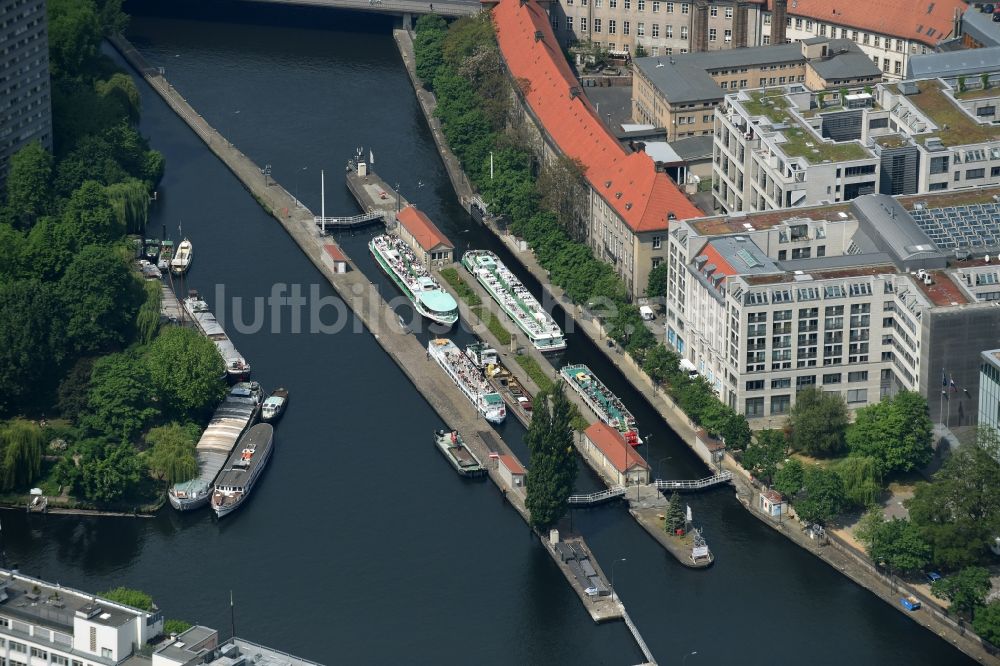 Berlin von oben - Schleusenanlagen am Ufer der Wasserstraße des Spreeverlaufes in Berlin