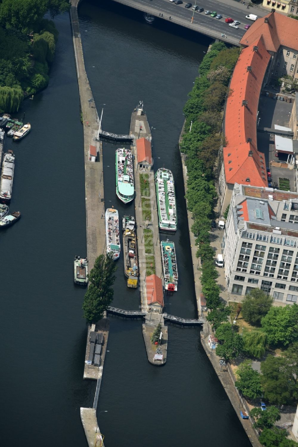 Berlin aus der Vogelperspektive: Schleusenanlagen am Ufer der Wasserstraße des Spreeverlaufes in Berlin