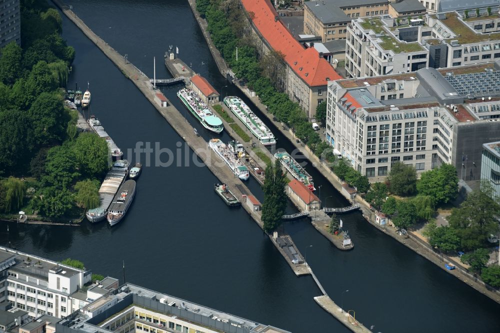 Luftaufnahme Berlin - Schleusenanlagen am Ufer der Wasserstraße des Spreeverlaufes in Berlin