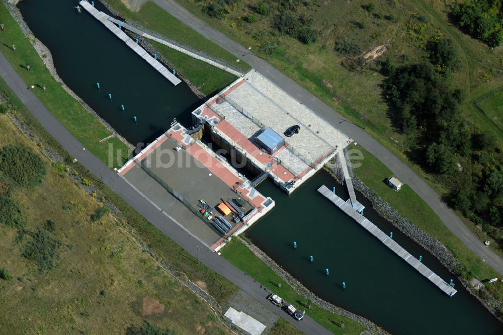 Markkleeberg von oben - Schleusenanlagen am Ufer der Wasserstraße des Verbindungskanal Auenhainer Bucht des Markkleeberger See in Markkleeberg im Bundesland Sachsen