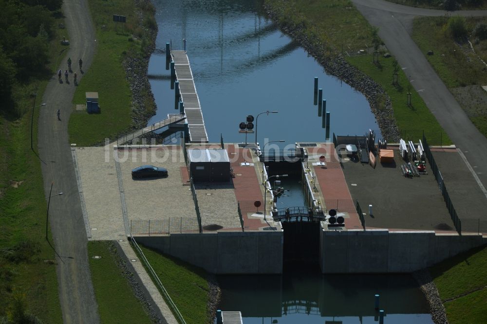 Markkleeberg aus der Vogelperspektive: Schleusenanlagen am Ufer der Wasserstraße des Verbindungskanal Auenhainer Bucht des Markkleeberger See in Markkleeberg im Bundesland Sachsen