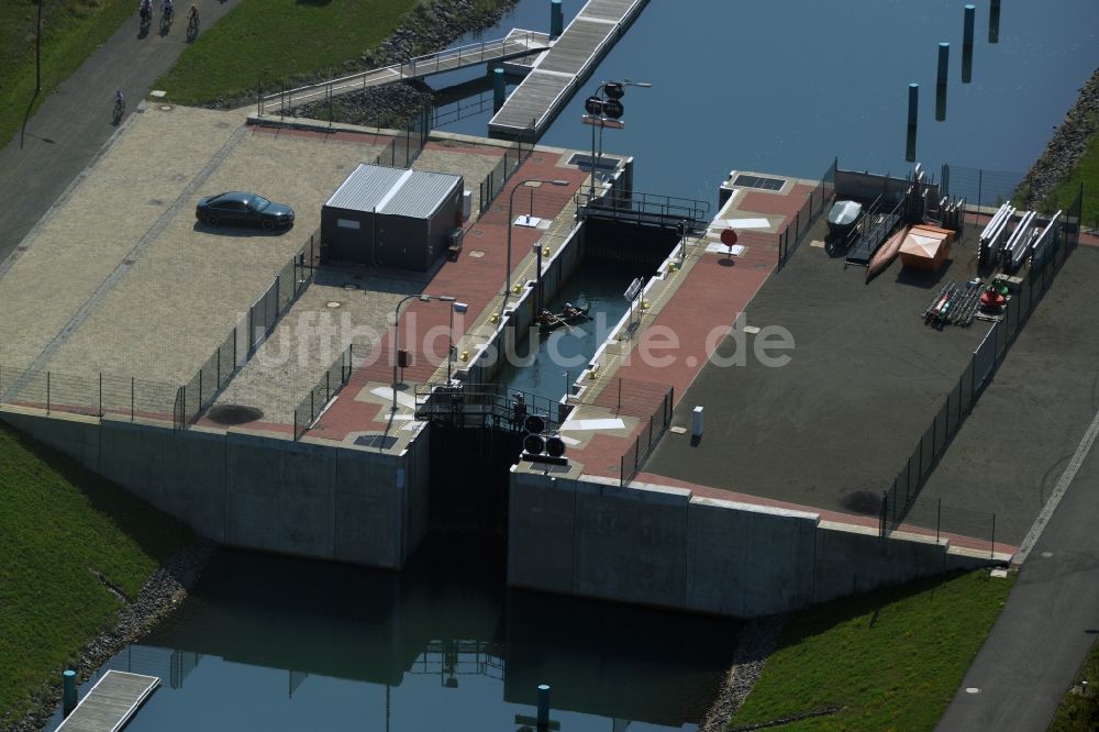 Luftaufnahme Markkleeberg - Schleusenanlagen am Ufer der Wasserstraße des Verbindungskanal Auenhainer Bucht des Markkleeberger See in Markkleeberg im Bundesland Sachsen