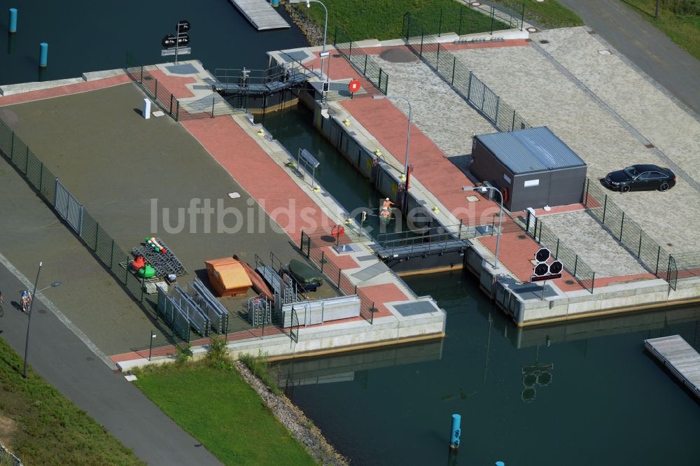 Markkleeberg aus der Vogelperspektive: Schleusenanlagen am Ufer der Wasserstraße des Verbindungskanal Auenhainer Bucht des Markkleeberger See in Markkleeberg im Bundesland Sachsen