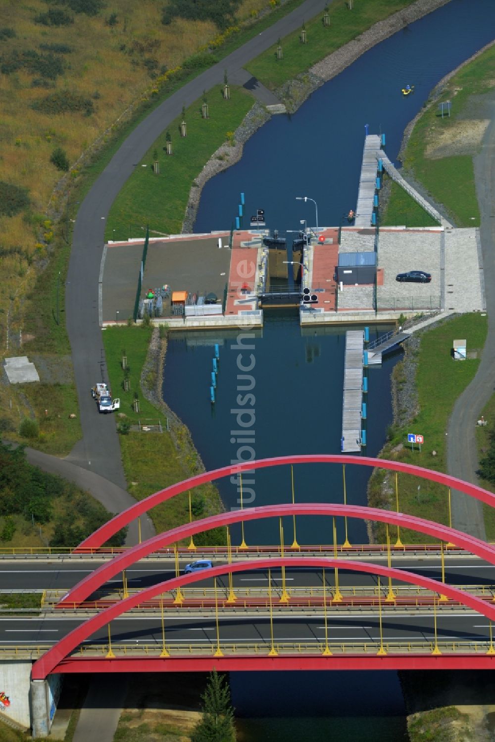 Luftaufnahme Markkleeberg - Schleusenanlagen am Ufer der Wasserstraße des Verbindungskanal Auenhainer Bucht des Markkleeberger See in Markkleeberg im Bundesland Sachsen