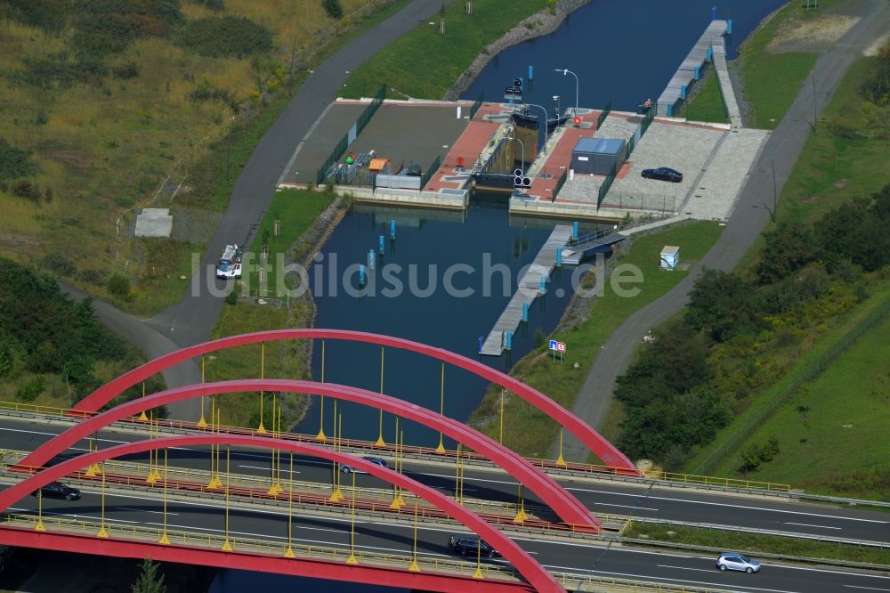 Markkleeberg von oben - Schleusenanlagen am Ufer der Wasserstraße des Verbindungskanal Auenhainer Bucht des Markkleeberger See in Markkleeberg im Bundesland Sachsen